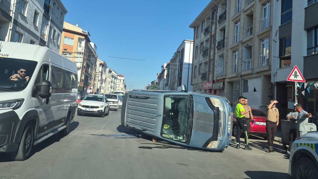 Çarpişma Sonucu Hafi̇f Ti̇cari̇ Araç Yan Yatti