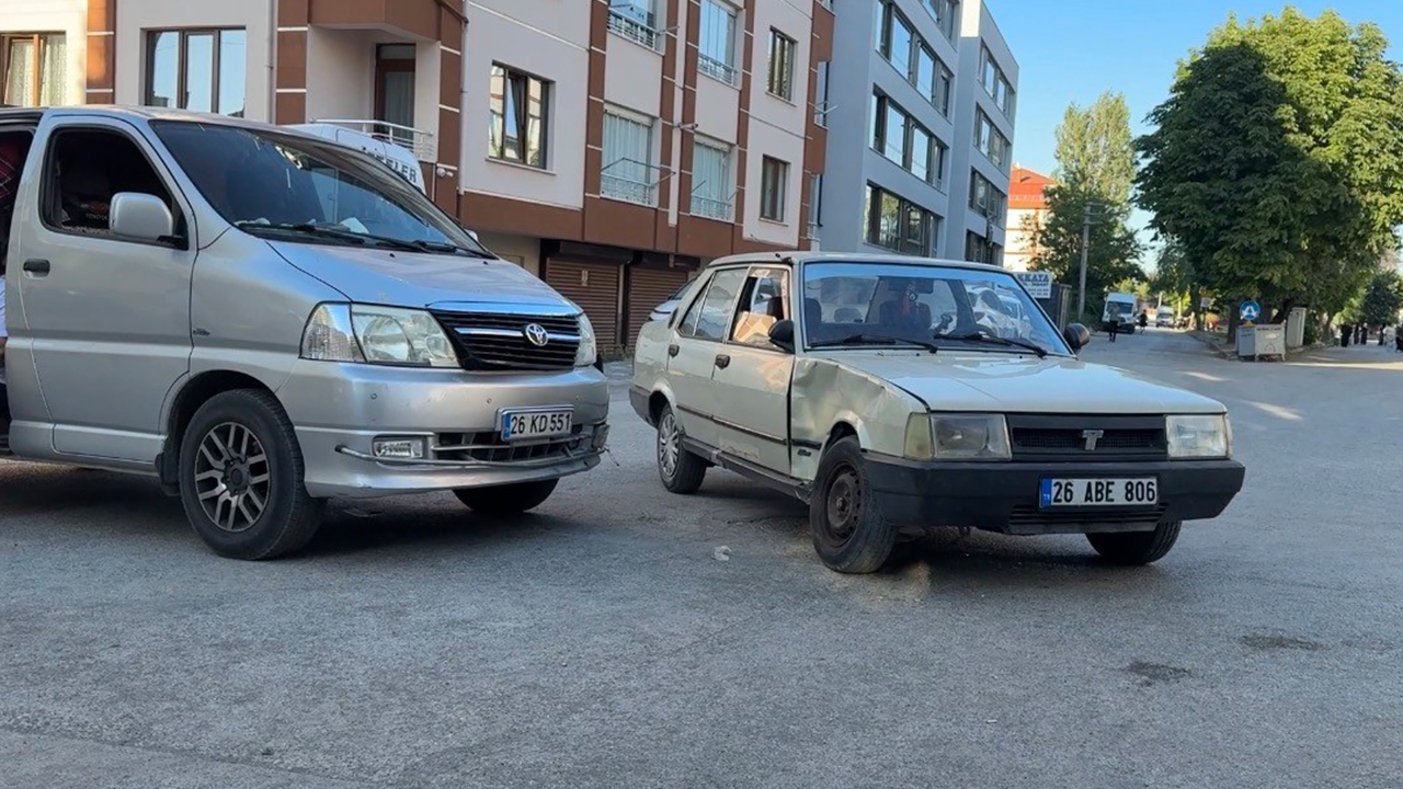 Çarpışmas Sonucu Araçlarda Hasar Meydana Geldi