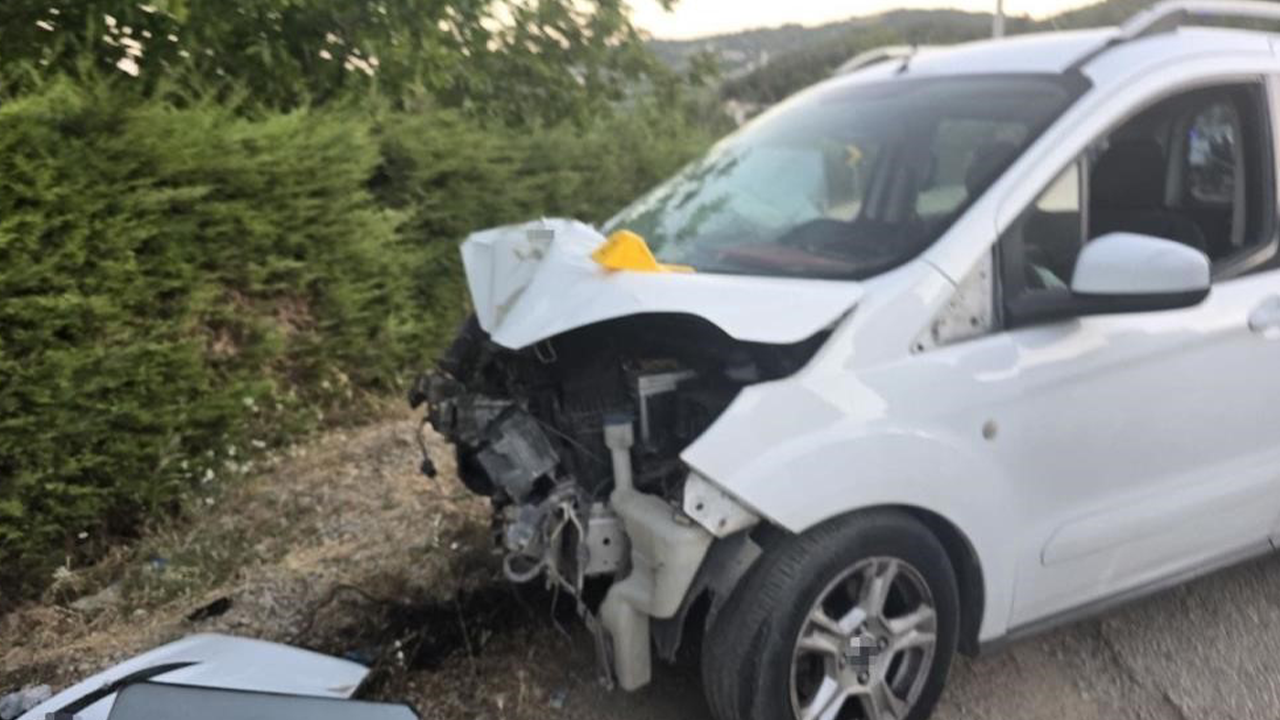 Elektrik Direğine Çarpan Aracın Görüntüsü