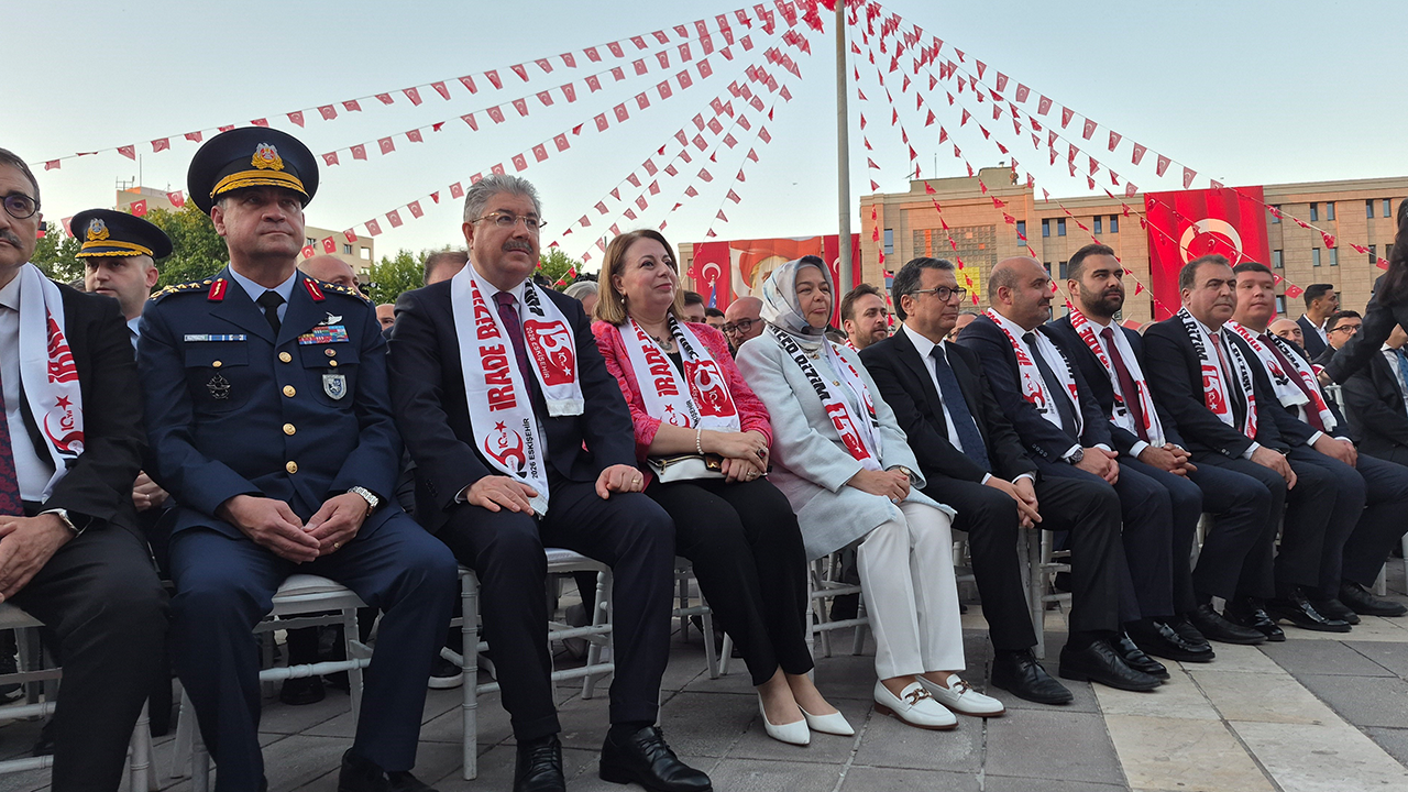 Eskişehir Kent Protokolü Tam Kadro Alanda Yerini Aldı