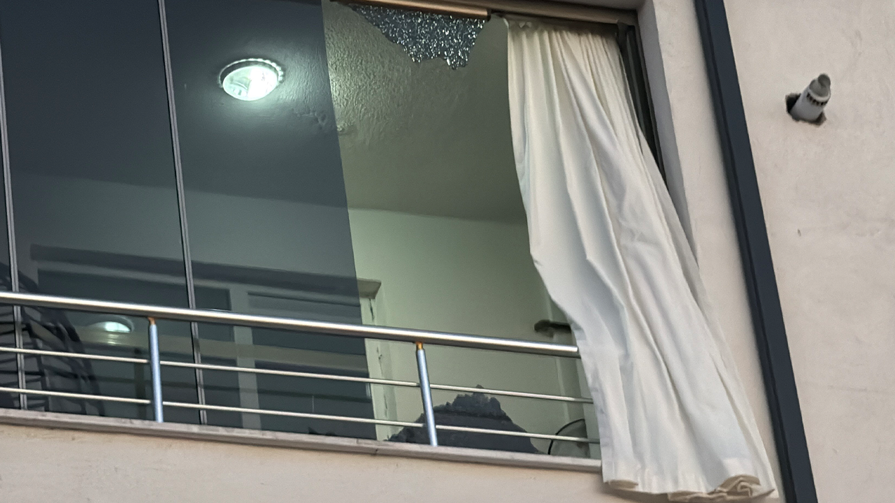 Evin Balkon Camında Hasar Oluştu