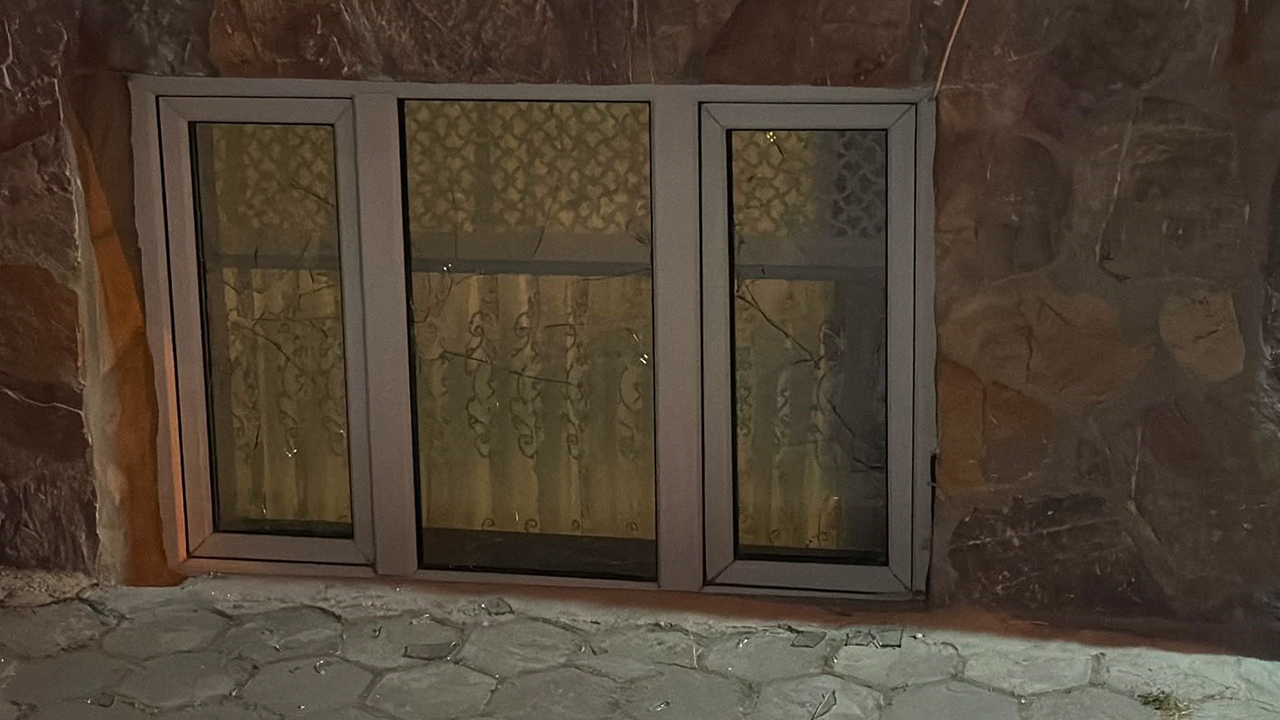 Evin Camından Hasar Meydana Geldi