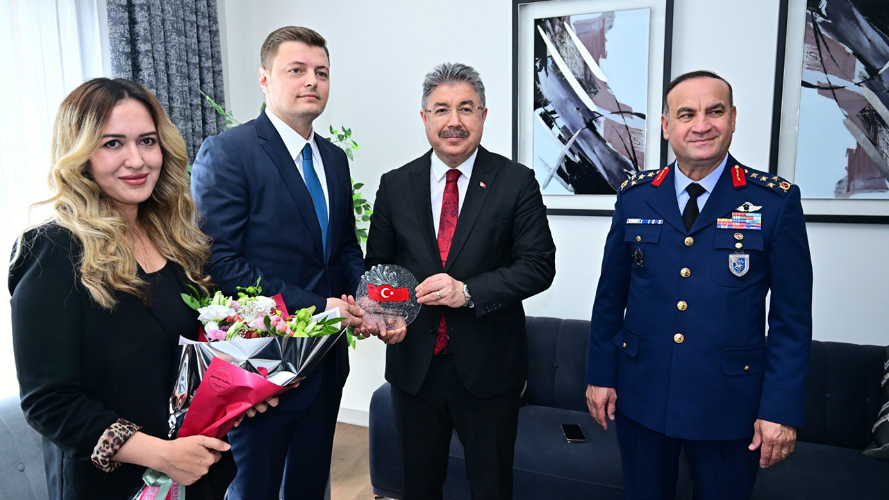 Güzel Ai̇lesi̇ne Zi̇yaret