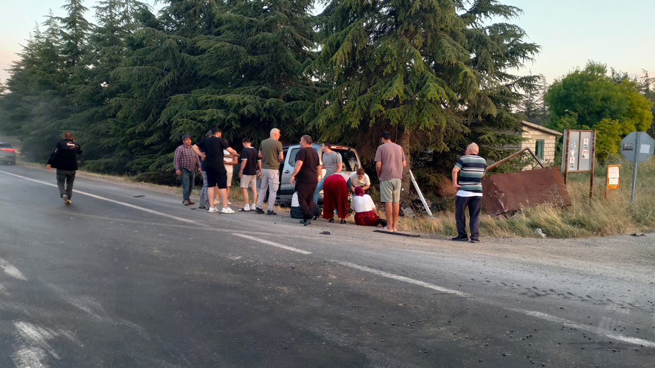 Hafif Ticari Araçtaki 2 Kişi Yaralandı