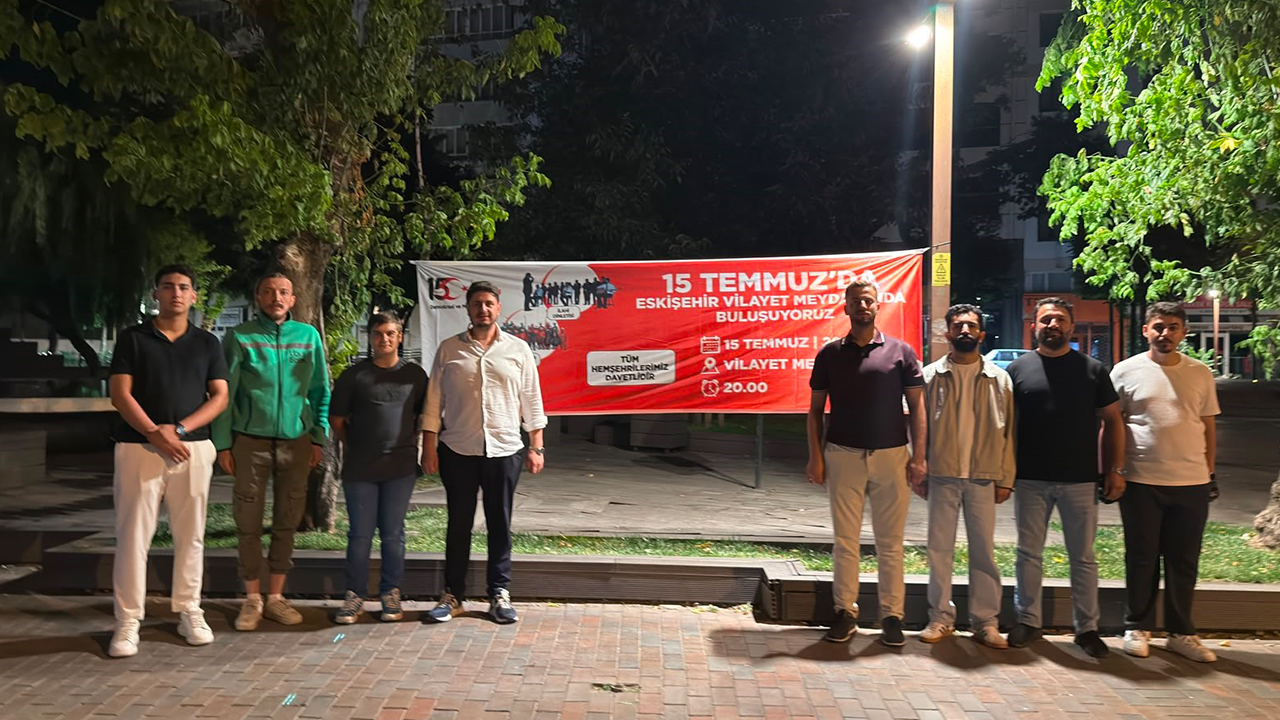 Indirilen 15 Temmuz Pankartı Yeniden Asıldı