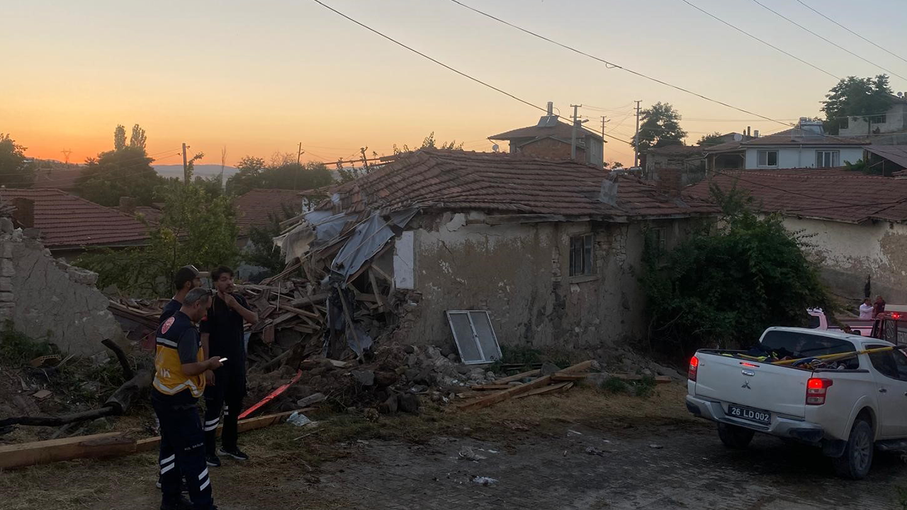 İtfai̇ye Araci Eve Çarpti