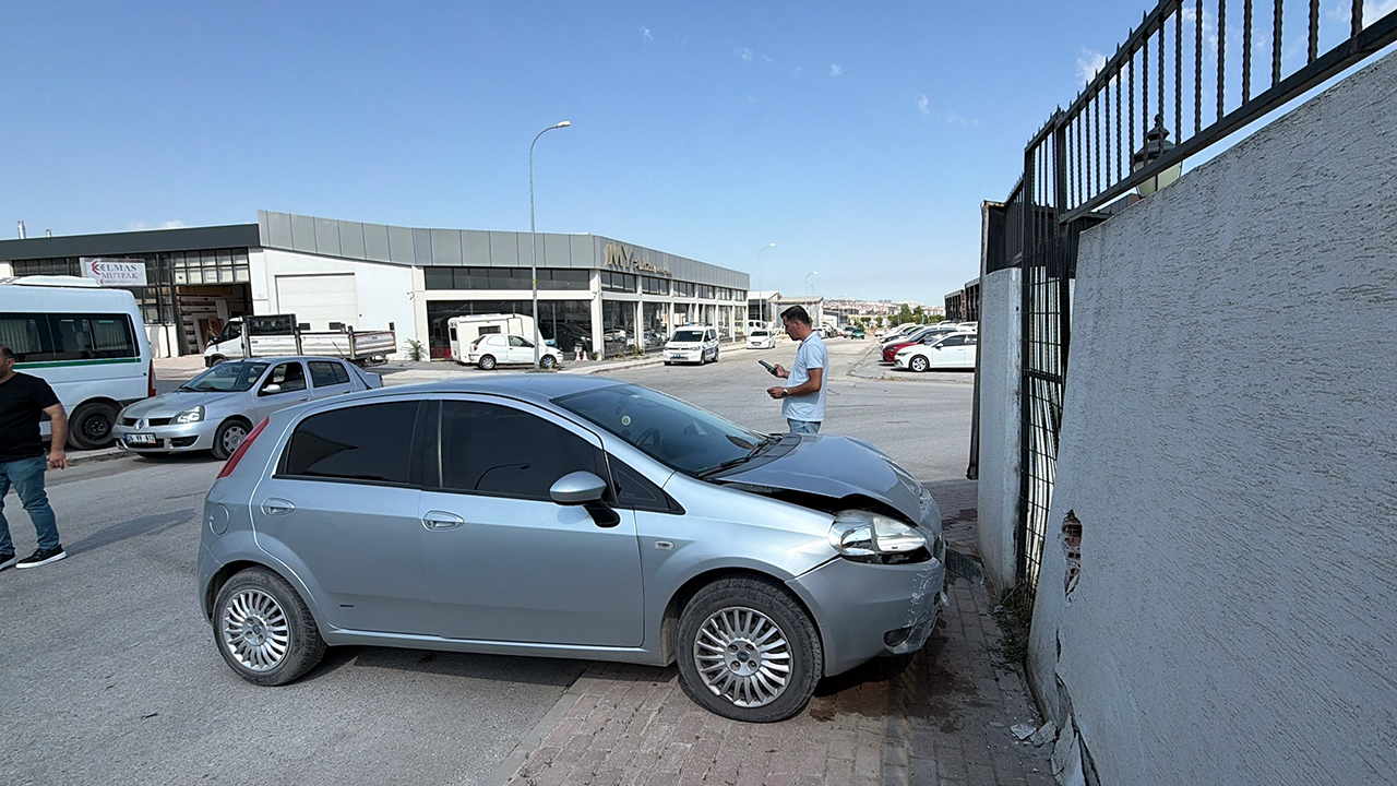 Kamyonetin Çarptığı Araç Duvara Çarparak Durabildi