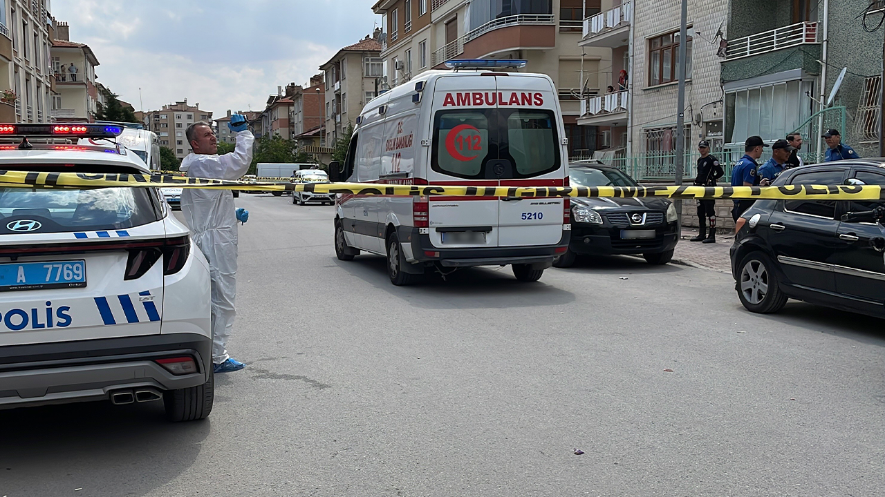 Kan Donduran Olay! Öz Kardeşinin ve Üvey Annesinin Boğazını Keserek Katletti!