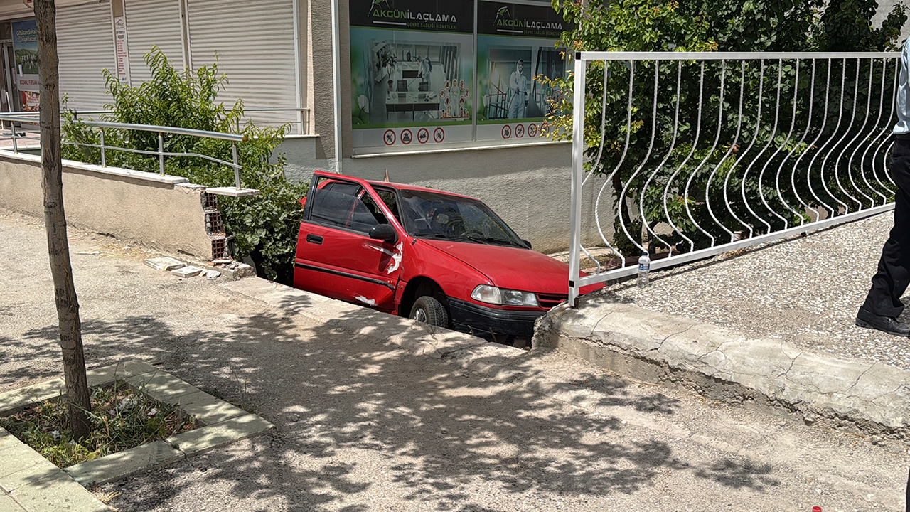 Kontrolden Çıkan Araç Bahçeye Uçtu