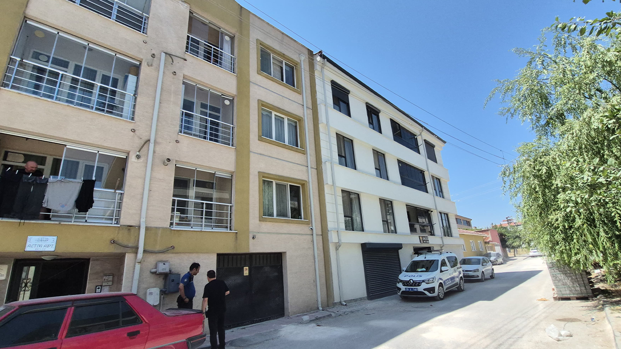 Küçük Çocuk Metrelerce Yüksekten Aşağı Düştü
