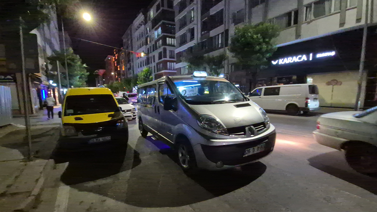 Minibüs Otomobile Çarptı 1'I Çocuk 2 Kişi Yaralandı