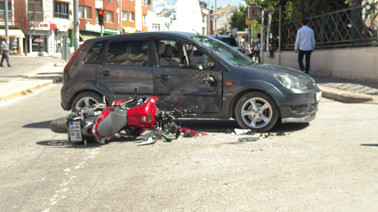 Motosiklet Sürücüsü Manevra Yapan Otomobile Yandan Çarptı