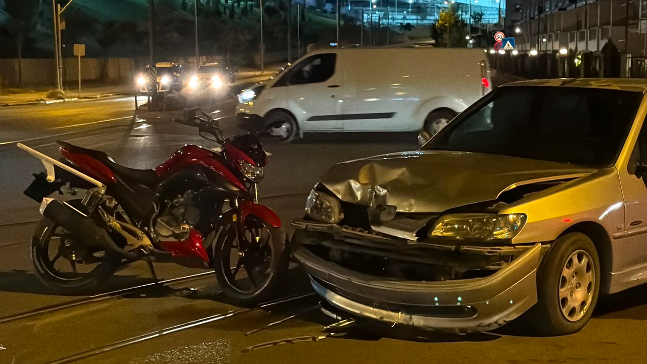 Motosiklet Ve Otomobilin Çarpıtşığı Kazada 2 Kişi Yaralandı