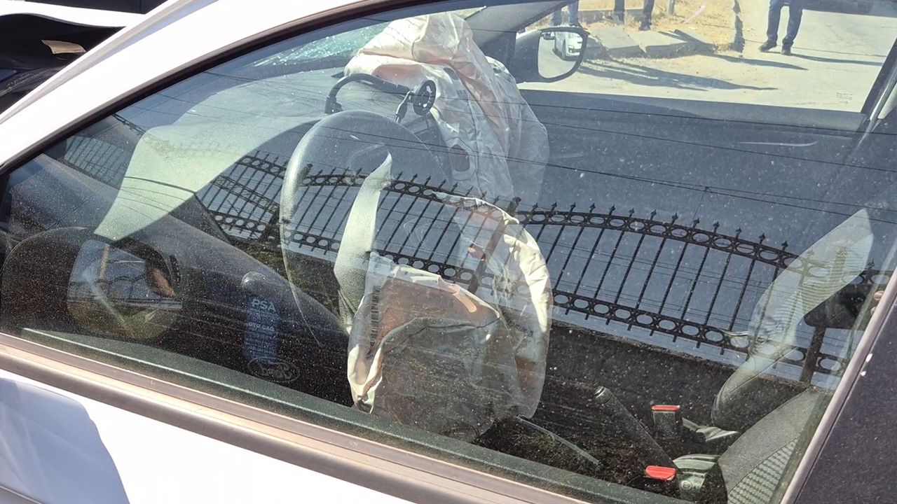 Otomobilin Hava Yastıkları Açıldı