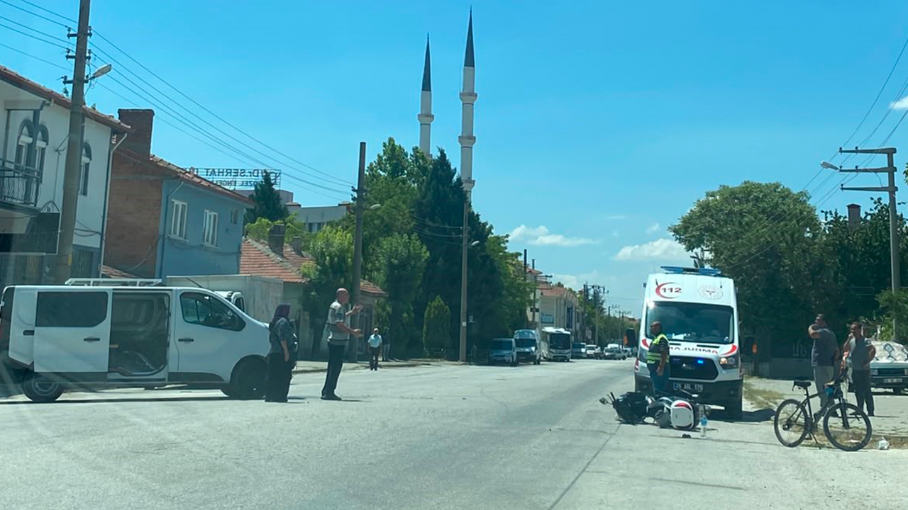 Panelvan Araçla Çarpişan Motosi̇klet Sürücüsü Yaralandi