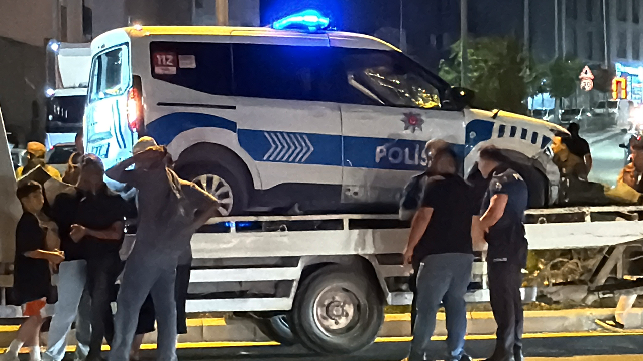 Polis Aracı Çekici Yardımıyla Kaldırıldı