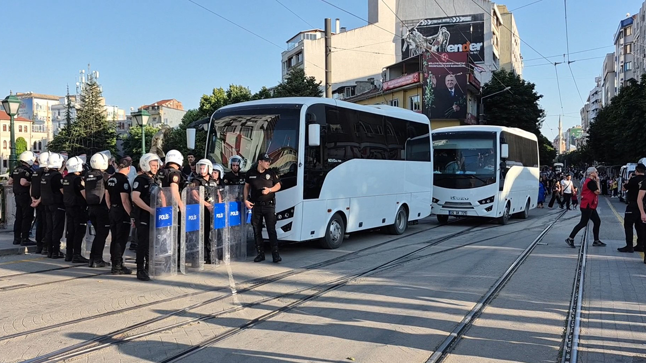 Poli̇s Eki̇pleri̇ Geni̇ş Çapli Güvenli̇k Önlemleri̇ Alarak Müdahale Etti̇