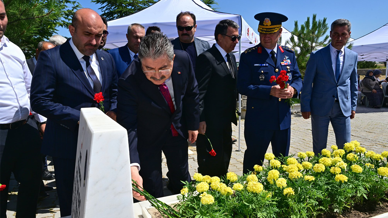 Şehidimizin Kabrine Karanfil Bırakıldı