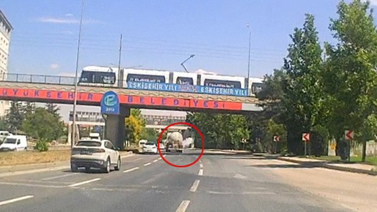 Seyi̇r Hali̇ndeyken Lasti̇ği̇ Patladi
