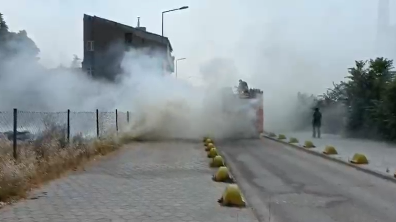 Sokak Dumanla Kaplandı