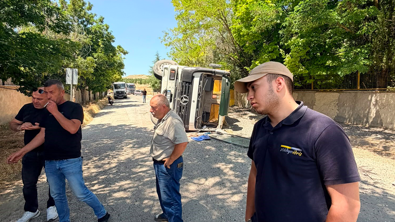 Sürücü Vatandaşlara Zarar Vermemek Için Aracı Yan Yatırdı
