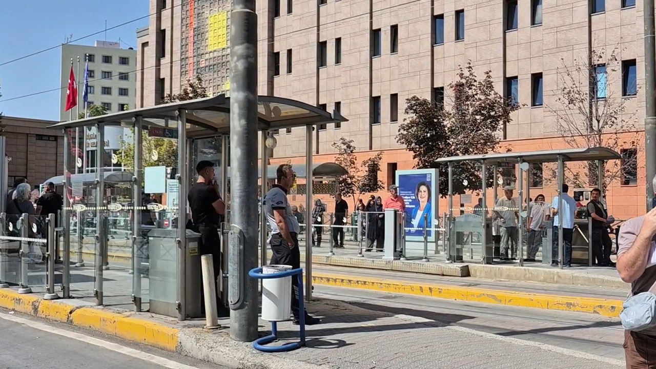 Tramvay Durağında Bıçaklı Kavga