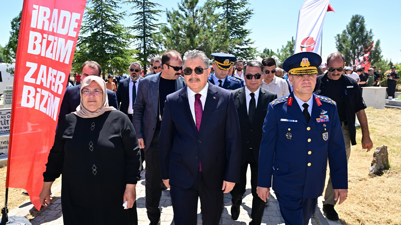 Vali Yılmaz 15 Temmuz Şehit Dalgıç'ın Kabrini Ziyaret Ettii