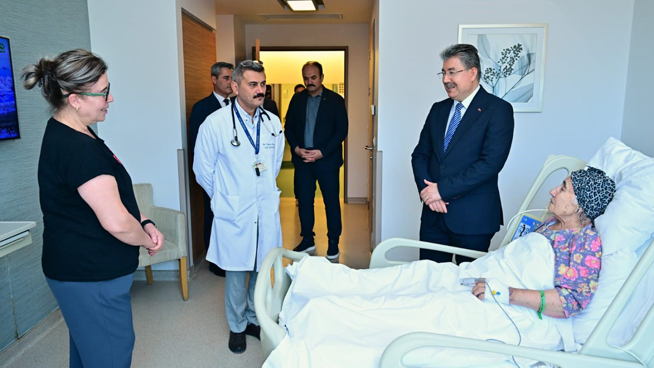 Vali Yılmaz'dan Şehit Annesine Hastanede Ziyaret