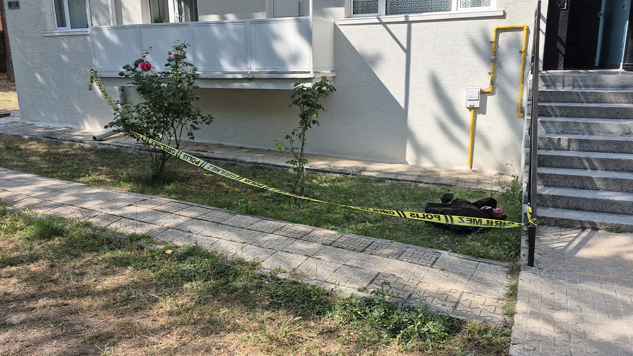 Yüksekten Düşen Yaşlı Kadın Olay Yerinde Hayatını Kaybetti