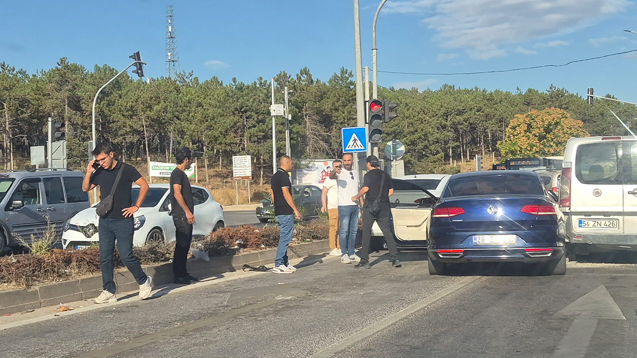 3 Aracın Karıştığı Kaza Maddi Hasarla Atlatıldı