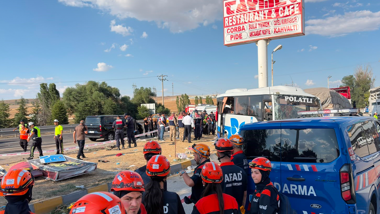 Ankara Eskişehir Yolundaki Kazada Adeta Can Pazarı Yaşandı