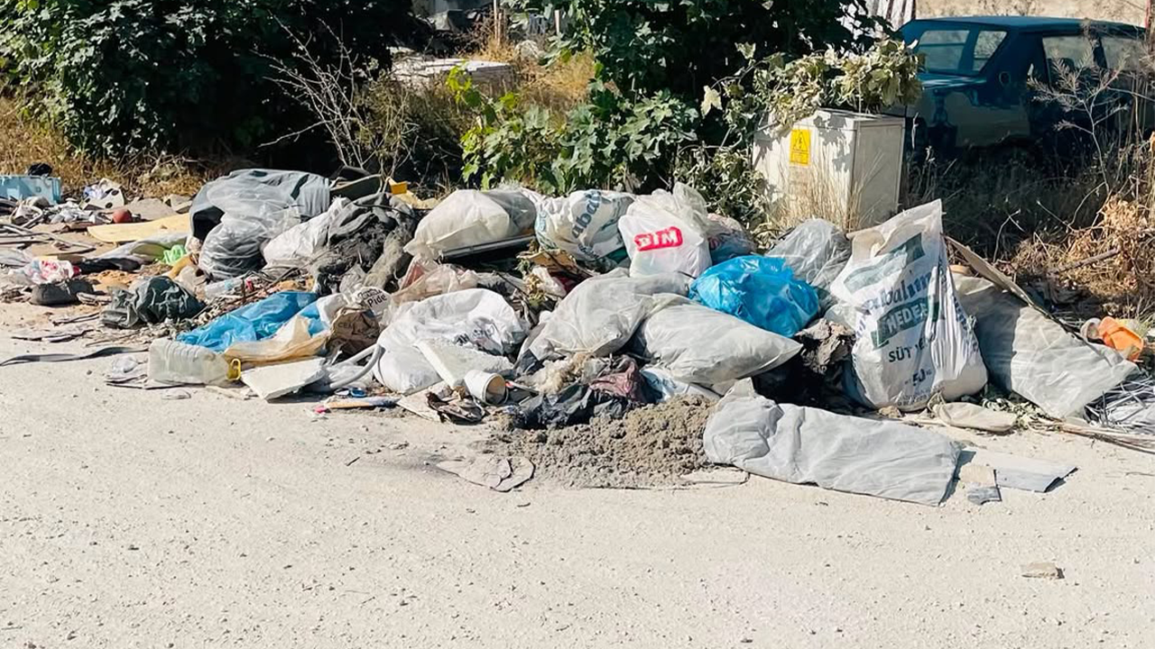 Baksan Sanayi Bölgesinde Biriken Çöpler Tepki Çekiyor