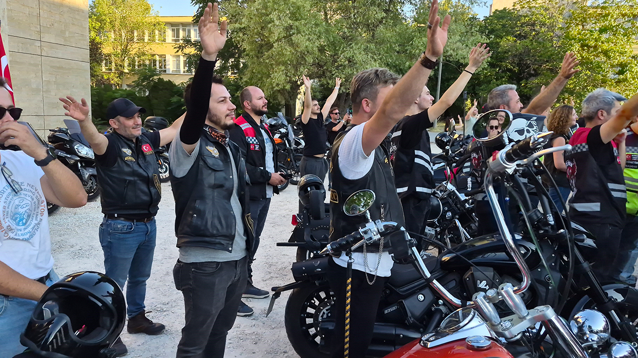 Bi̇rçok Motorcu Hastane Önünde Çocuklar İçi̇n Bi̇r Araya Geldi̇