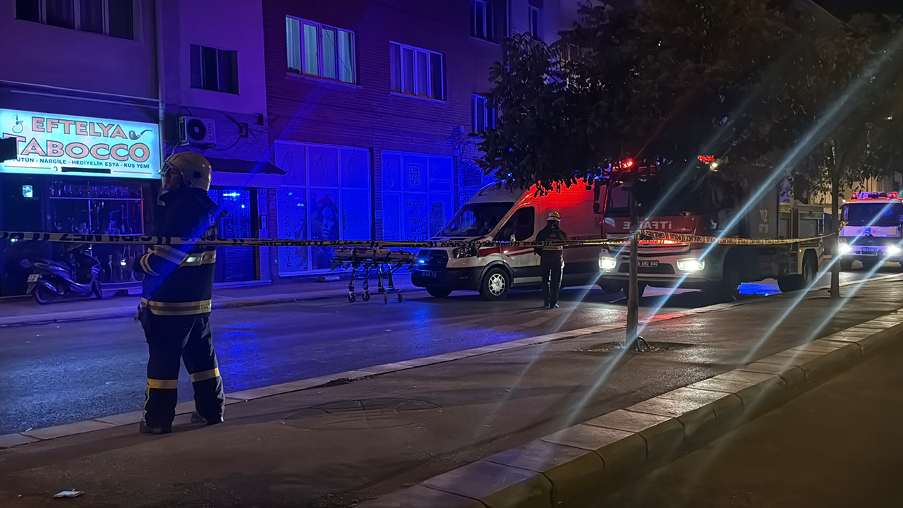 Cadde Trafiğe Kapatıldı, Ekipler Bölgeye Sevk Edildi