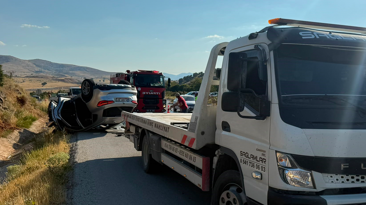 Çarpmanın Etkisiyle Araçlardan Biri Ters Döndü