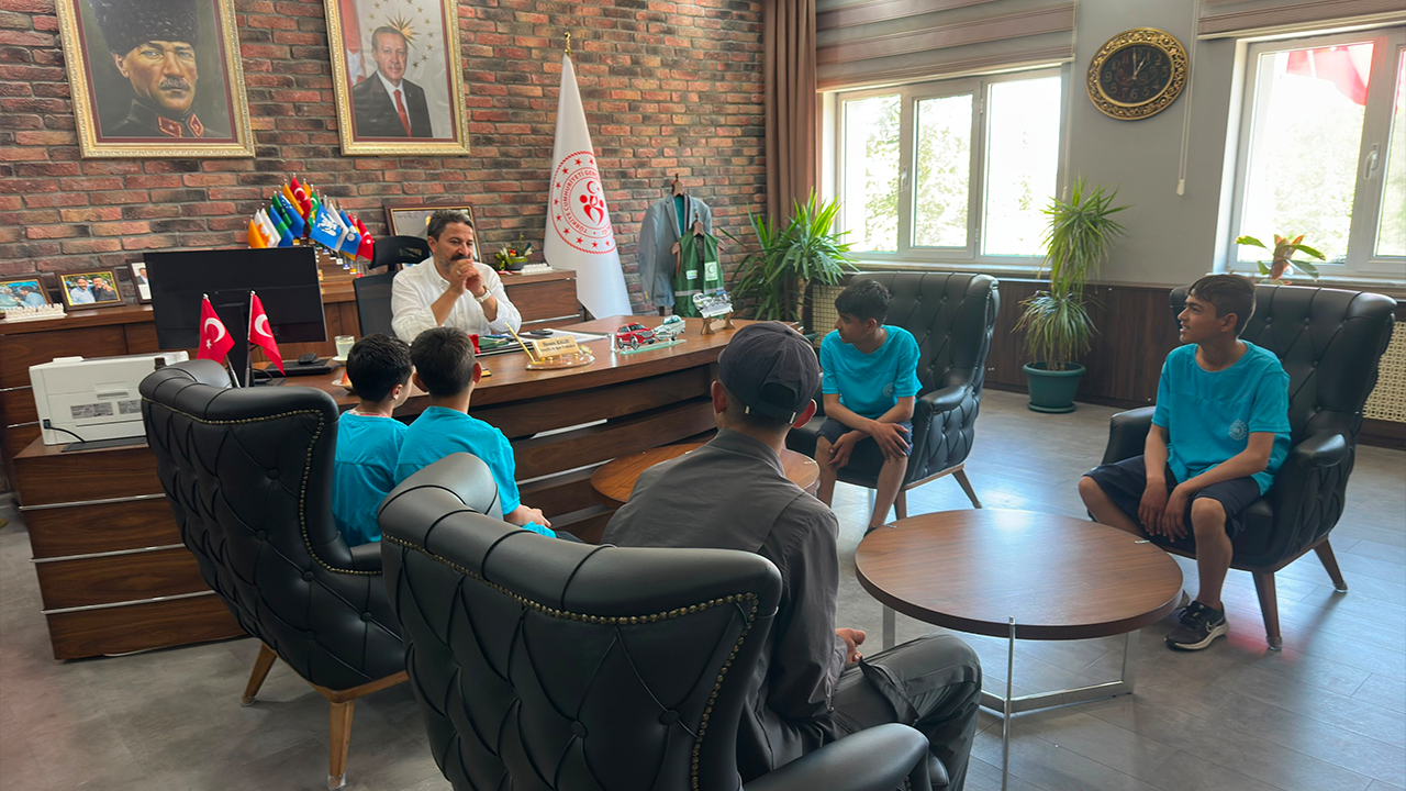 Çocuklar Eski̇şehi̇r Gençli̇k Ve Spor İl Müdürü Hasan Kalın Ile Buluştu
