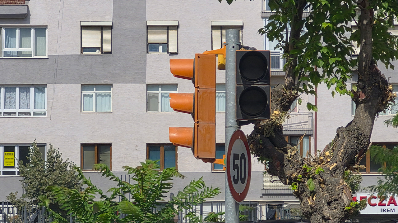 Elektrik Kesintisi Nedeniyle Trafik Işıkları Kapandı