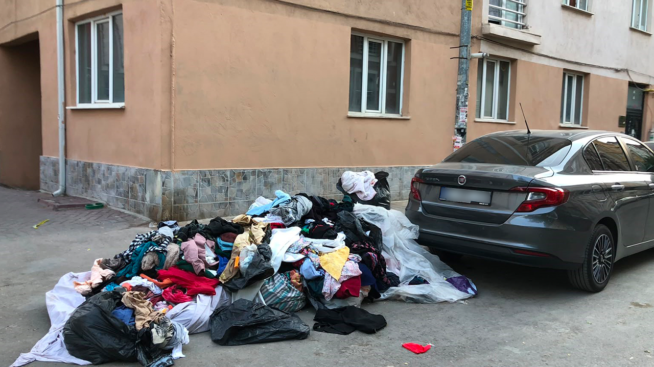 Eski Kıyafetler Gelişigüzel Sokağa Atıldı