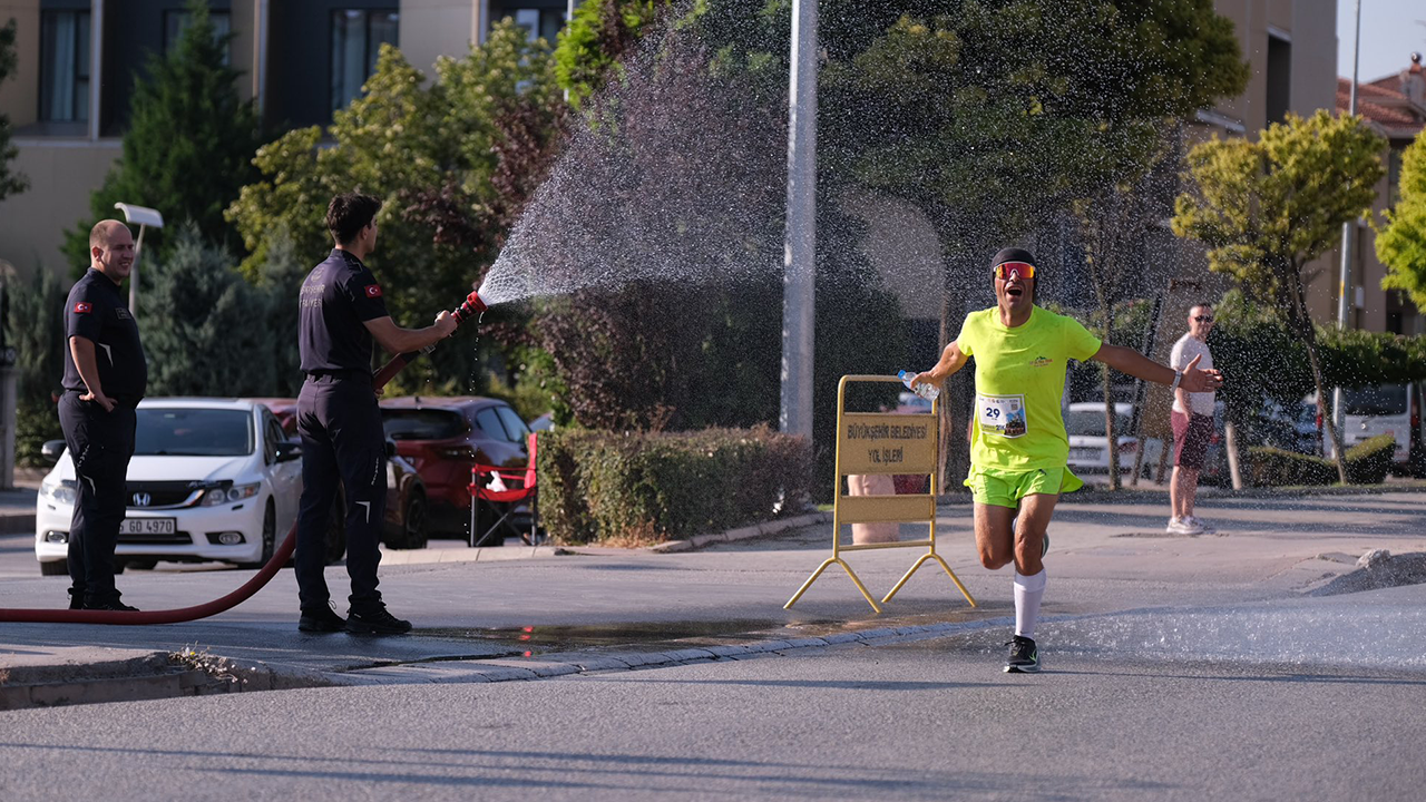 Eski̇şehi̇r Sokaklarinda Maraton Coşkusu Yaşandi