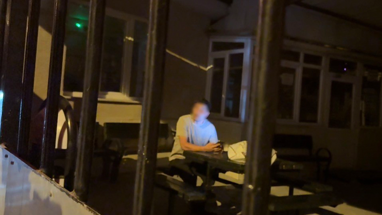 Eskişehir’de Camide Mahsur Kalan Vatandaş Çareyi Taş Atmakta Buldu!