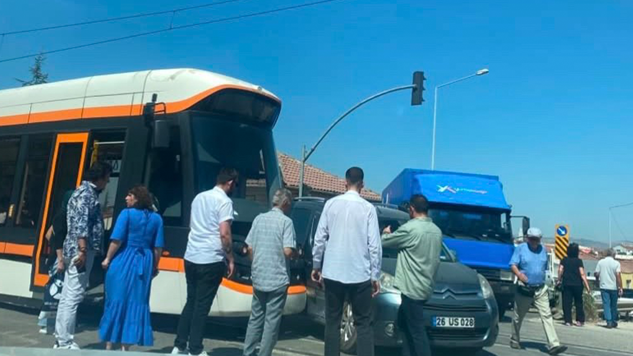 Eskişehir’de Tramvayla Aracın Çarpıştığı Kazada Faciadan Dönüldü!