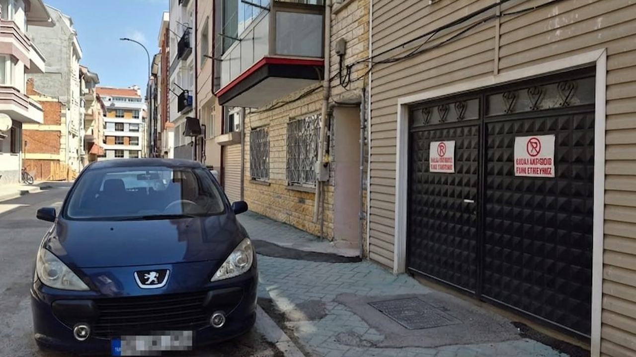 Garaj Girişlerinde Park Edilen Araçlar Tepki Çekti