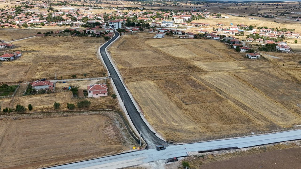 Han İlçesi̇nde Yol Çalişmalari Tamamlandı