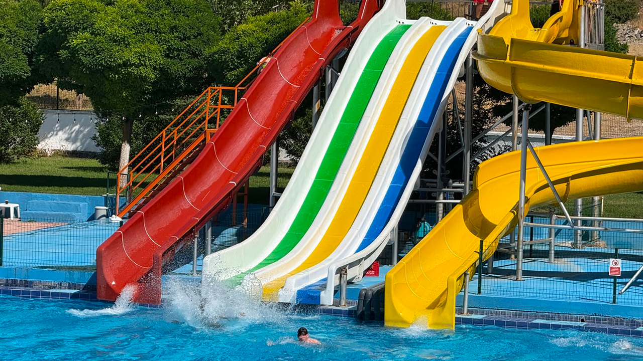 Havuzun Aqupark Bölümü İlgi̇ Görüyor