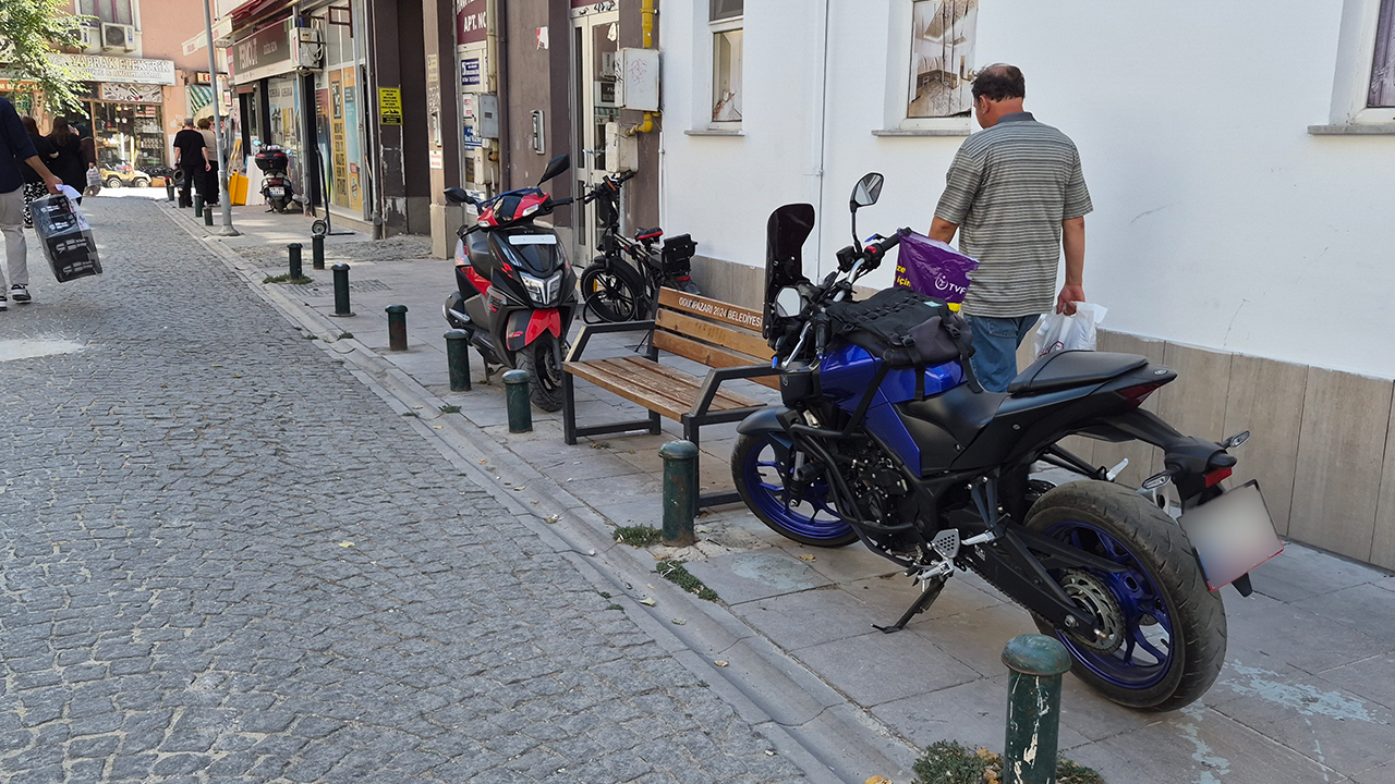 Kaldırıma Gelişigüzel Park Edilen Motosikletler Geçişleri Zorlaştırıyor