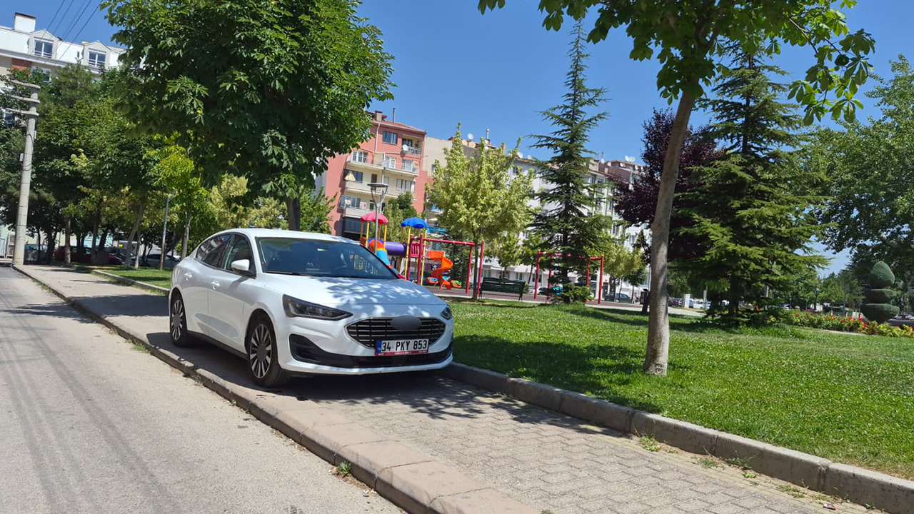 Kaldırıma Park Eden Araç Yaya Geçişlerini Engelledi