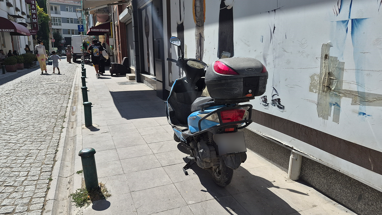 Kaldırımda Bırakılan Motosikletler Tepki Çekiyor