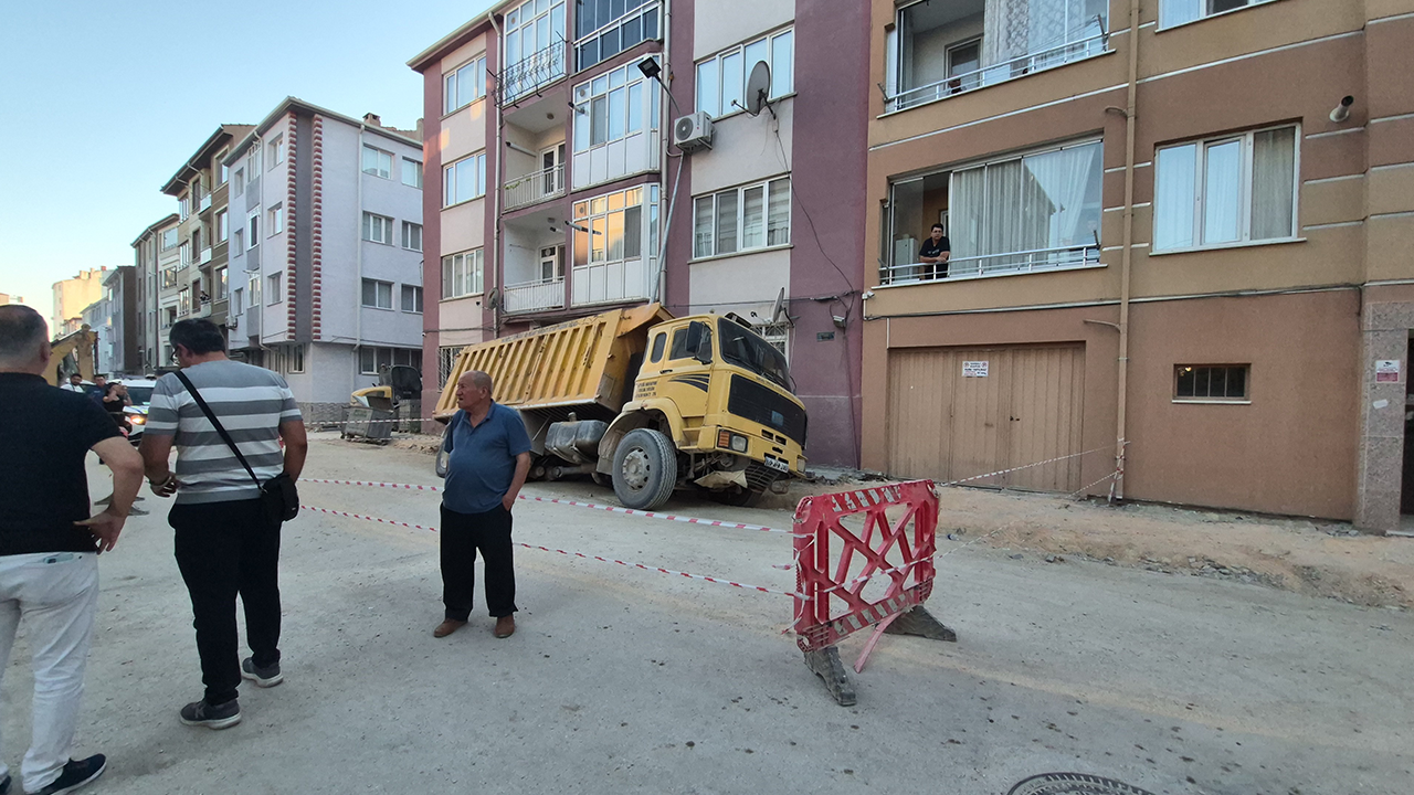 Kamyonun Çukura Düşmesi Sonucu Çevrede Önemler Alındı