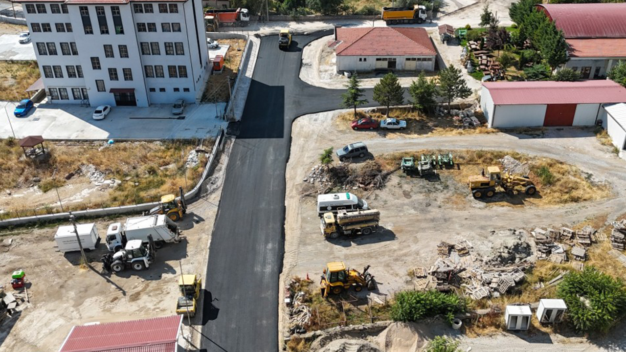 Kırsal Bölgelerde Yol Yenileme Çalışmaları Devam Ediyor