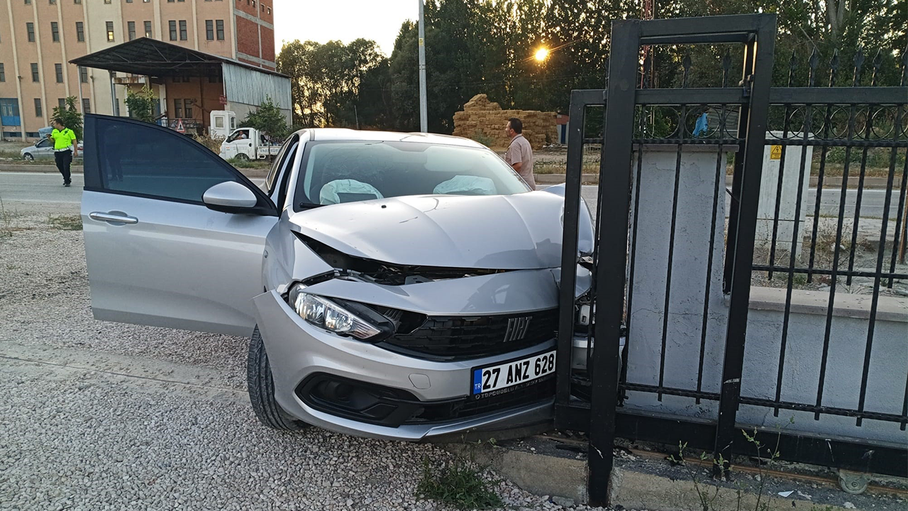 Kontrolden Çıkan Araç Demir Kapıya Çarptı